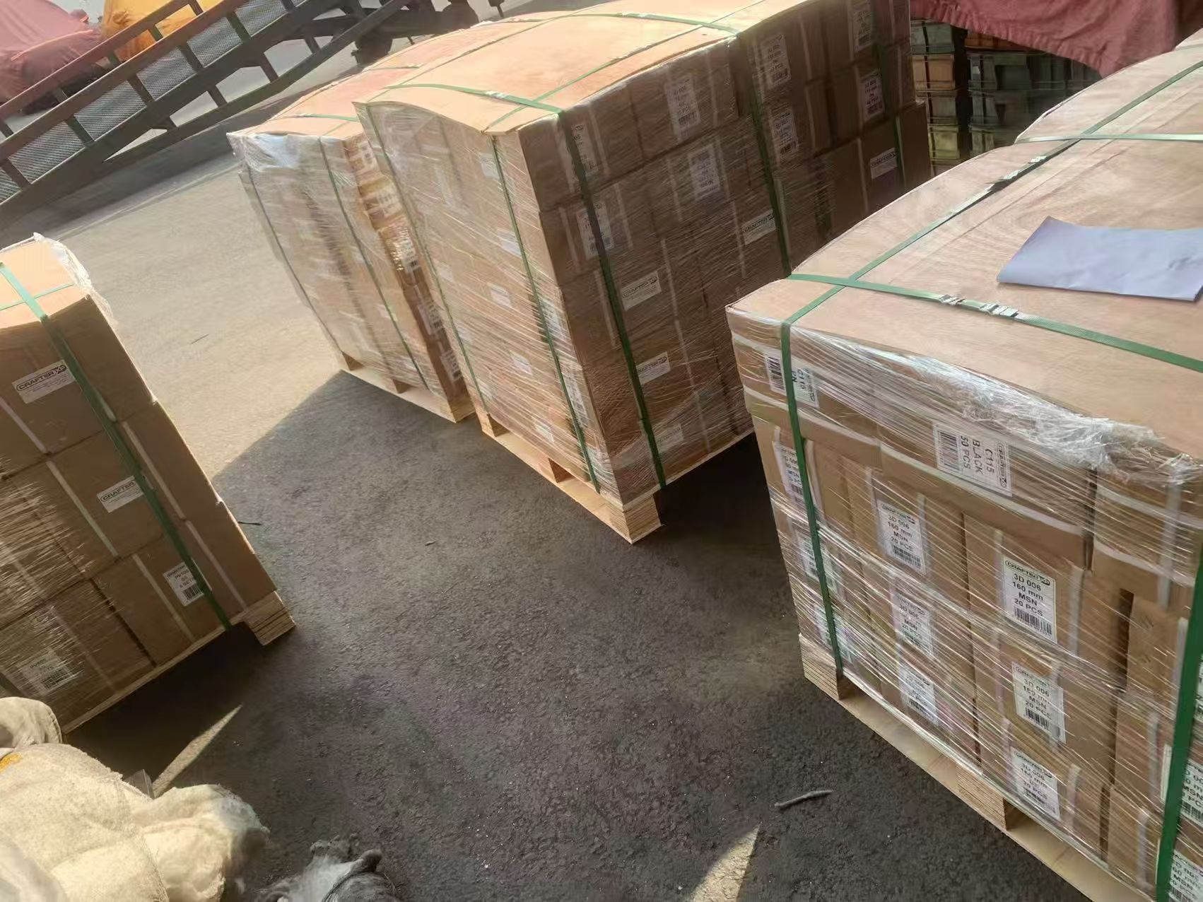 Loading goods every day of high quality hinges factory